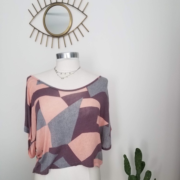 Super Soft Geometric Top - Picture 2 of 5